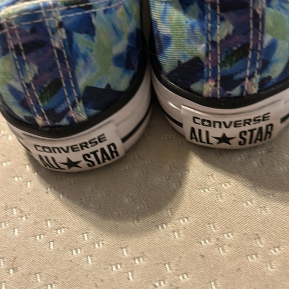 Converse women’s tennis shoes - Picture 4 of 5